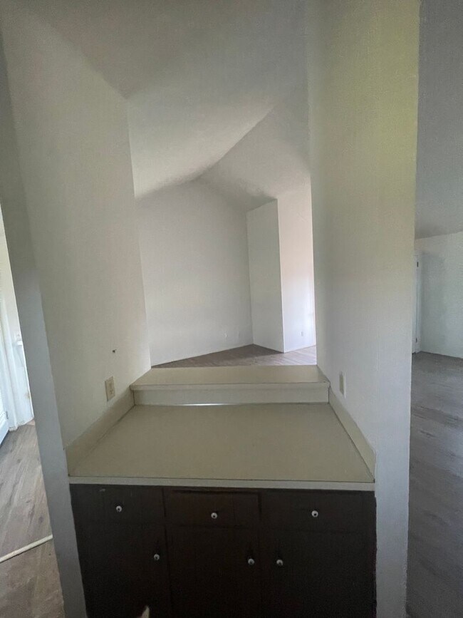 Building Photo - 3 bed 2 bath