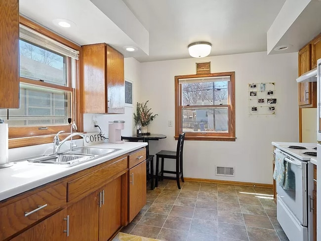 Building Photo - 5538 S 28th Ave