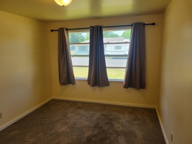 Bedroom-1 - 916 Gellatly St
