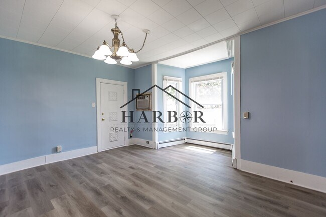 Foto del edificio - Large 3 Bedroom Apartment!