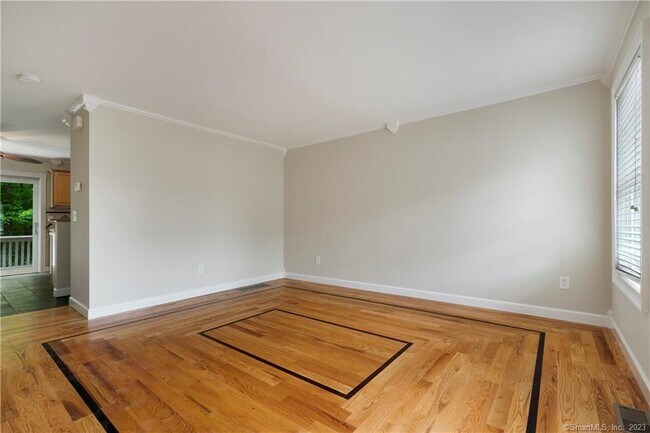 Foto del edificio - 229 Branford Rd