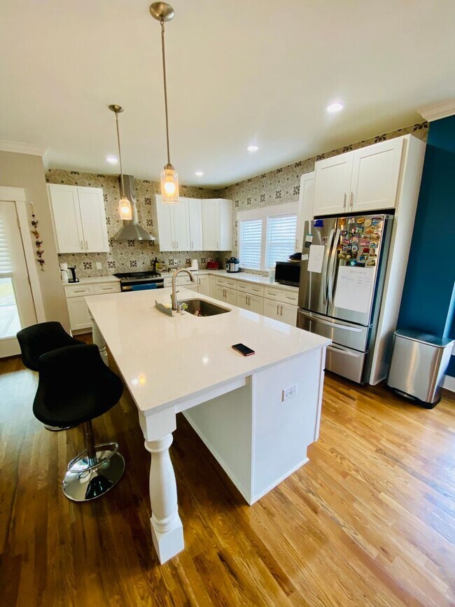 Foto del edificio - Spectacular 4Bed/3Bath Minutes to Duke with Fenced In Yard