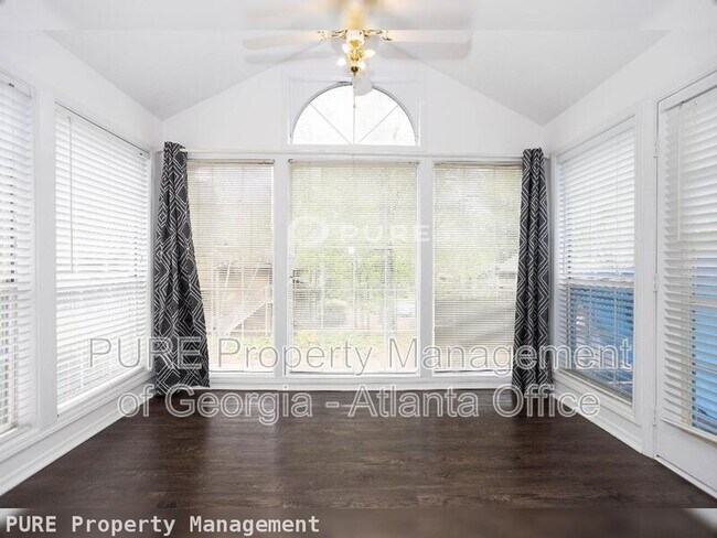 Foto del edificio - 2408 Country Park Dr