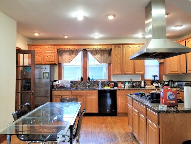 Building Photo - 5Bed / 3Bath in Brookline close to Boston University on Babcock St