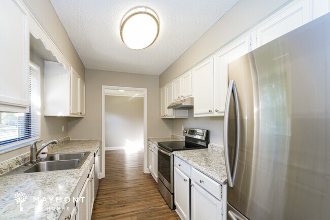 Building Photo - 2302 Maple Hl Dr