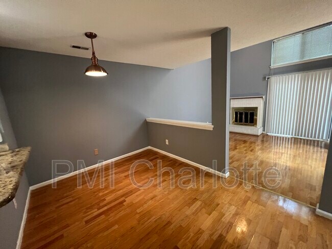 Foto del edificio - 8087 Charter Oak Ln
