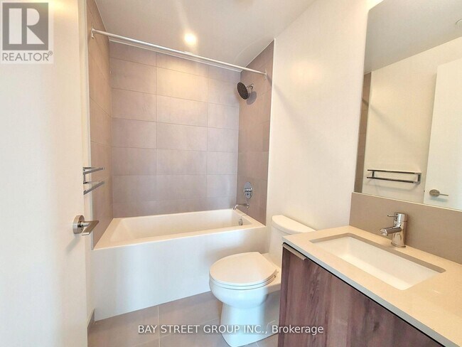 Photo du bâtiment - 175-3175 Millway Ave