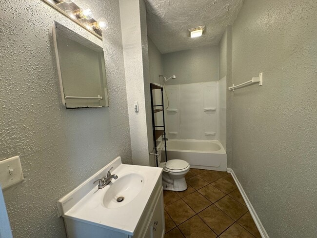 Building Photo - Cozy two bedroom with front porch