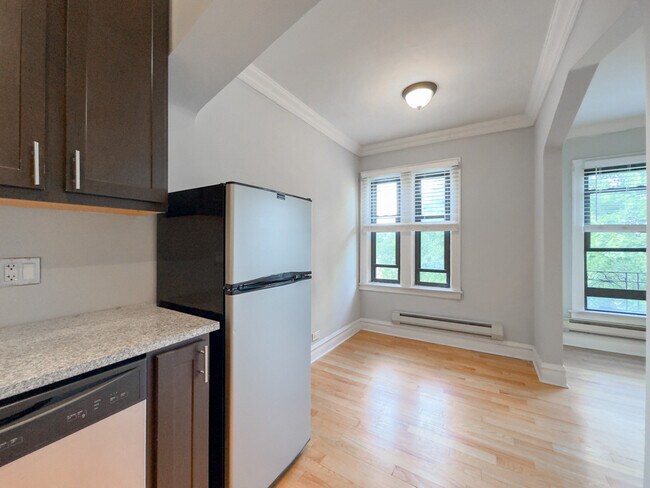 Building Photo - 4734 N Hermitage Ave