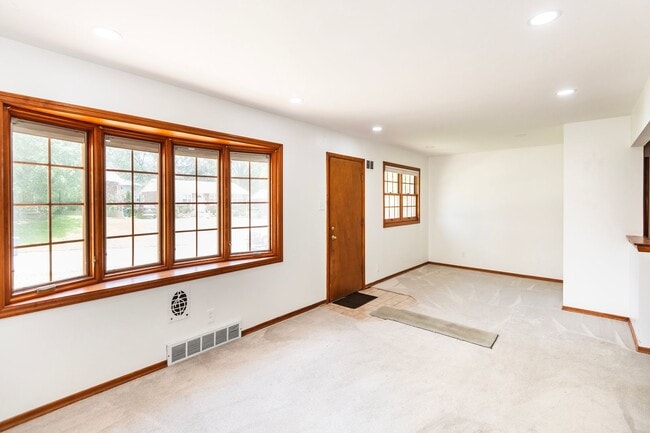 Building Photo - Lovely 3 Bedroom 1 Bathroom Home