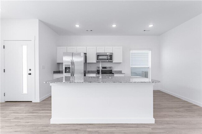 Foto del edificio - LEASING SPECIAL! 1/2 OFF FIRST MONTHS RENT - Featherston Village - Modern Living