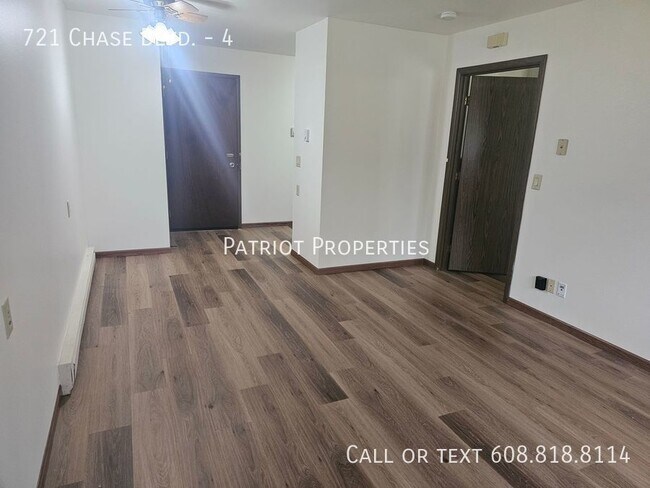 Building Photo - 1 bedroom/ 1 bath apartment in Sun Prairie...