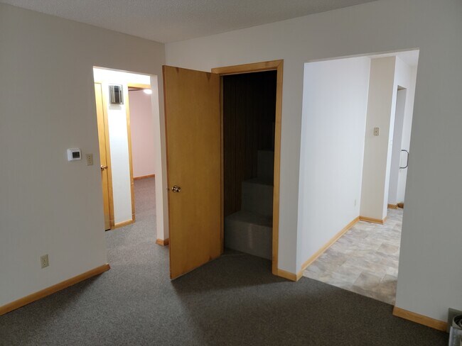 Sala de estar al pasillo, armario de almacenamiento y cocina. - 1479 Redfield St