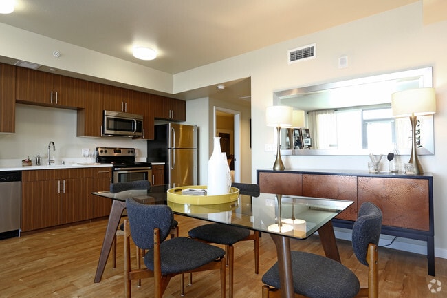 2 HAB, 2 BA - Centerra
