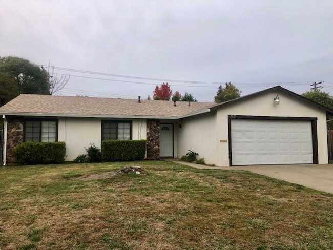 Building Photo - Nice 3 bed, 2 bath home with spacious back...