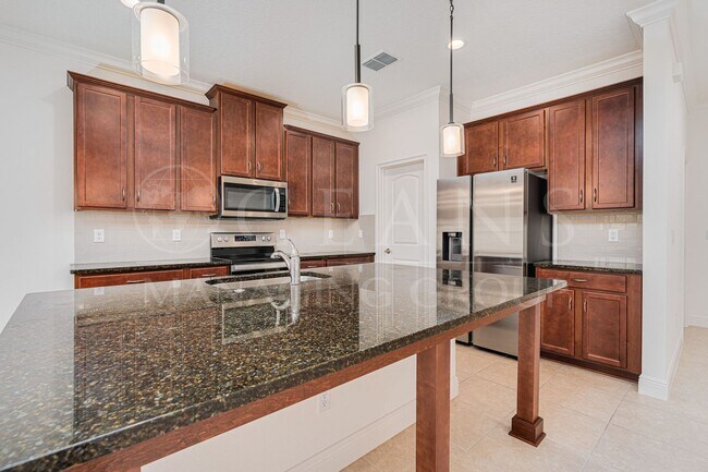 Foto del edificio - Centrally Located Four Bedroom Home in Por...