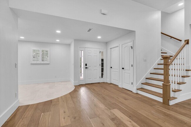 Building Photo - 300 Cherry Dr
