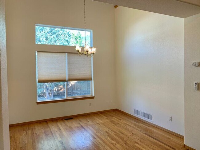 Building Photo - Gorgeous 5 Bedroom 3.5 Bath House with 3 c...