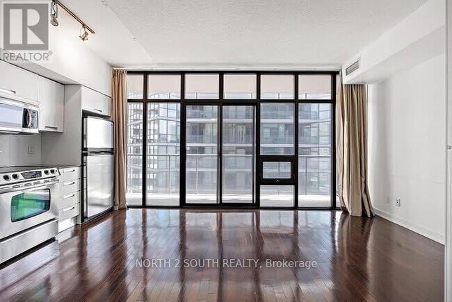 Building Photo - 33 Charles St E