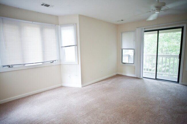 Foto del edificio - Wonderful 2BR town home apartment a few bl...