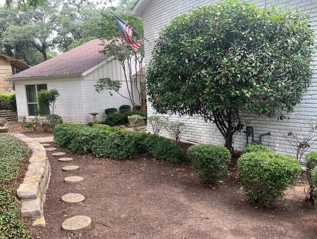 Building Photo - 1501 Sandy Creek Dr