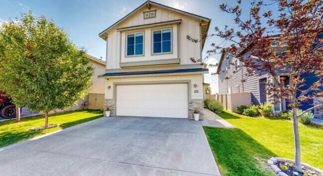 Foto del edificio - Modern 4-Bedroom Home in Meridian – Spacio...