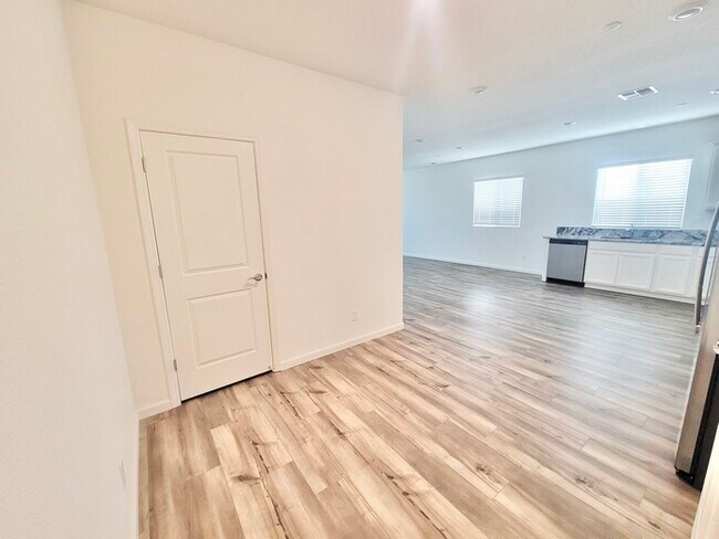 Foto del edificio - Newly Built Home in Roseville - 4017 New M...