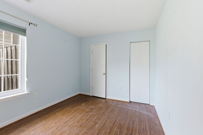 Foto del edificio - Charming 2 BR/2 BA Semi-Detached Home in U...