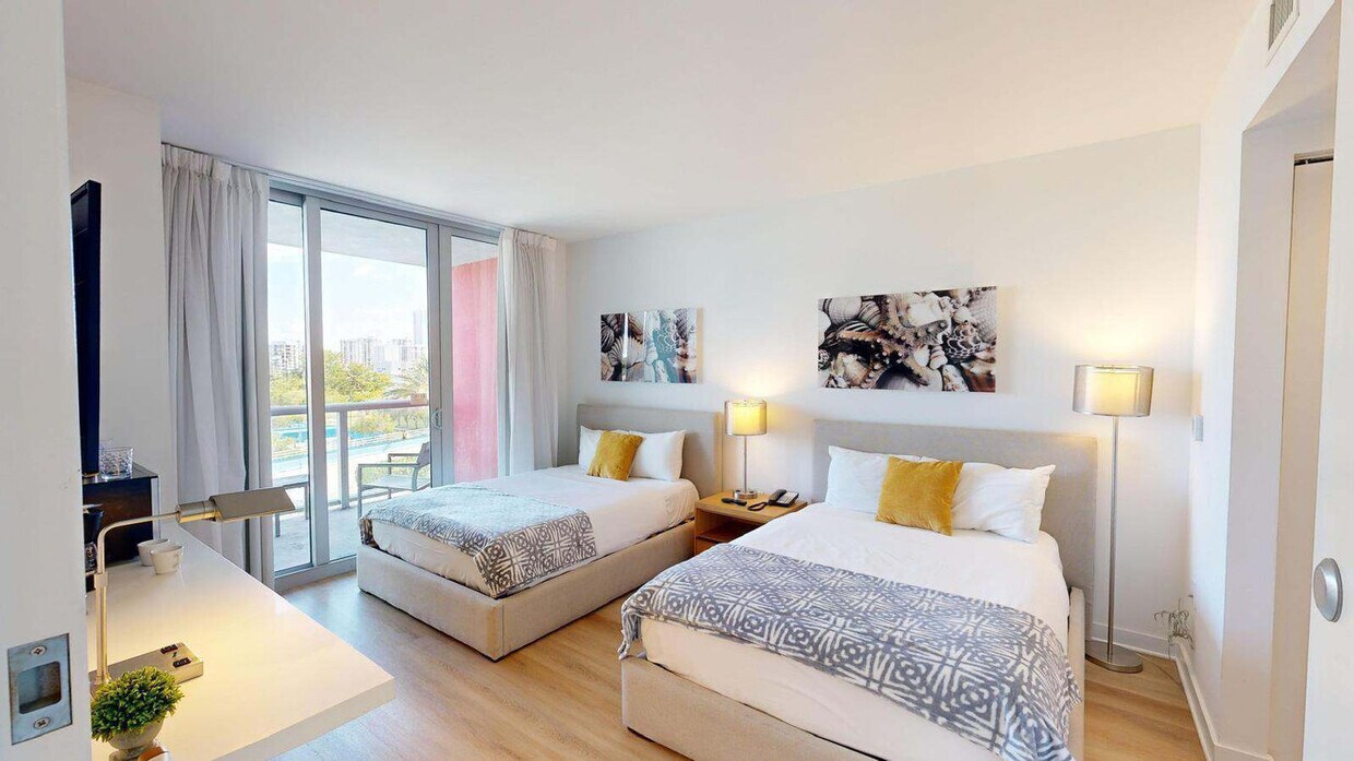 Foto principal - 2602 E Hallandale Beach Blvd