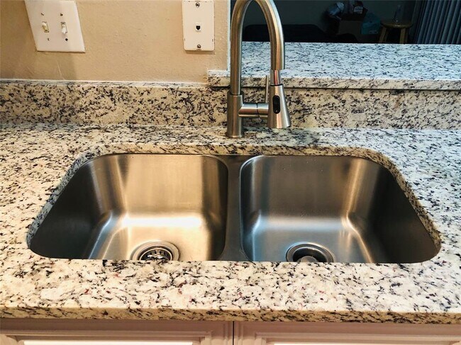 Foto del edificio - 6000 Shepherd Mountain Cove