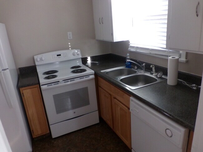 Foto del edificio - North side 3 Bedroom & 1 Bath Home w/ Carp...