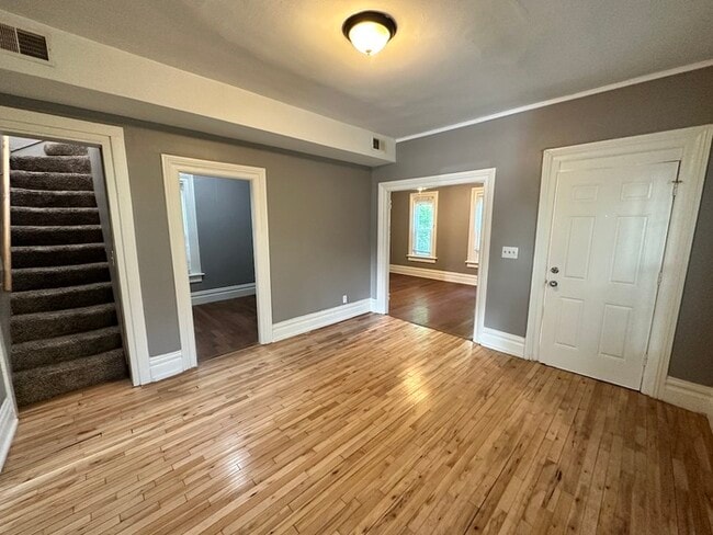 Building Photo - Southwest Side 3 Bedroom Spacious Home