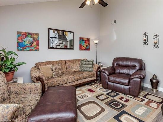 Building Photo - 1701 Lakewood Dr