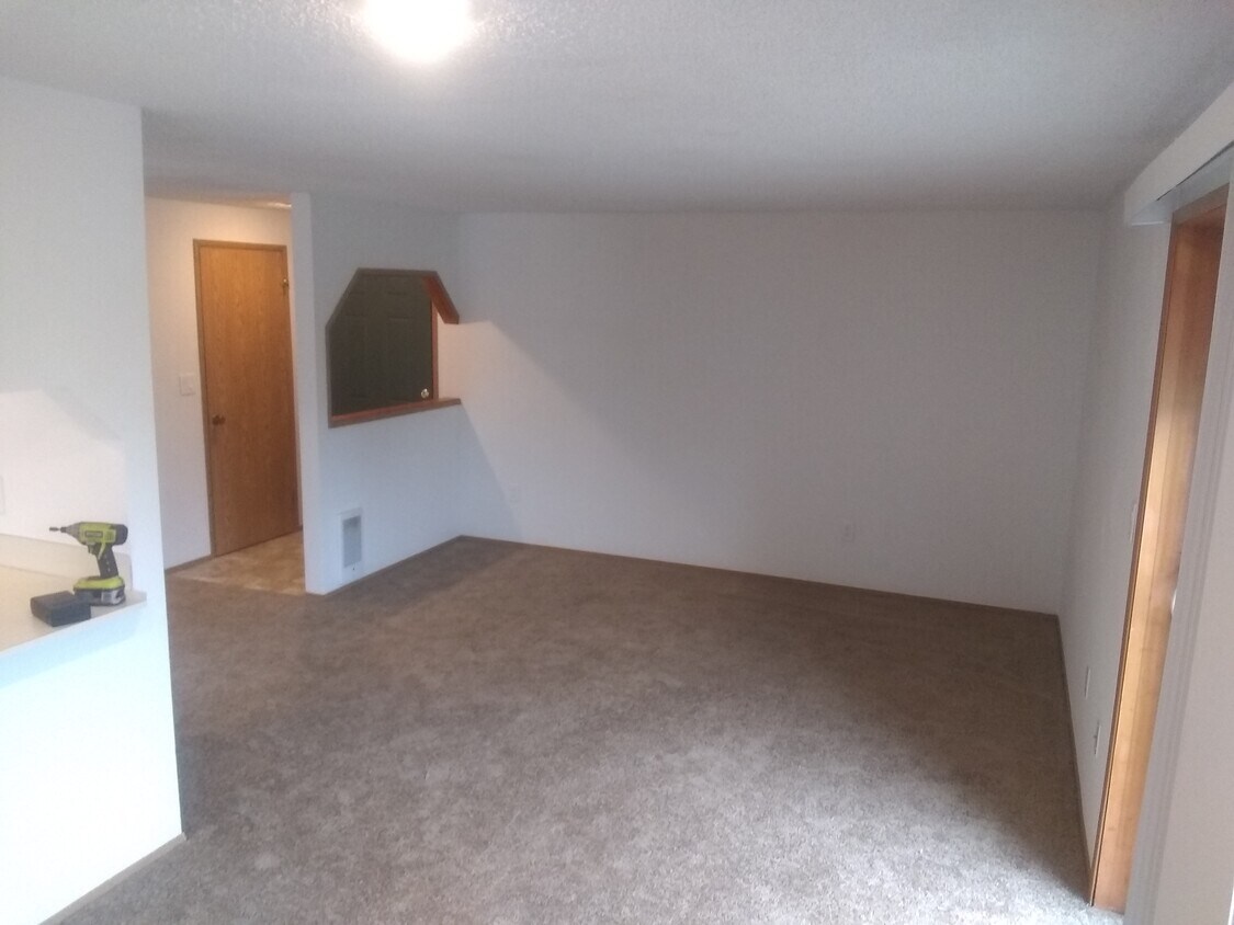 Large living room with divided entry - 424 Healy Ave S