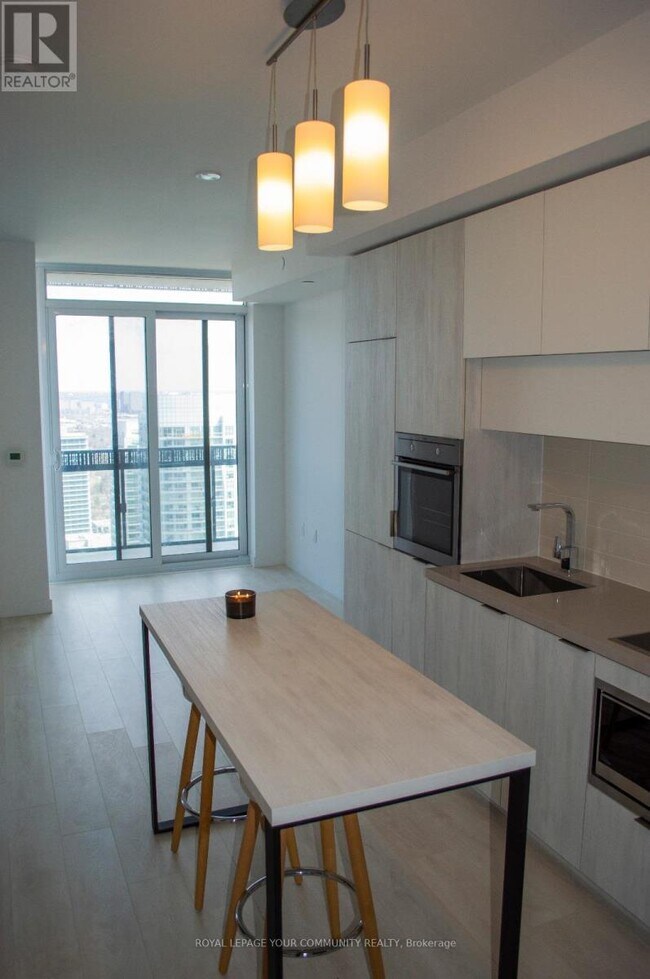 Photo du bâtiment - 3709-3708 EGLINTON Ave