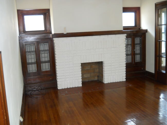 Building Photo - 2143 Eldred Ave