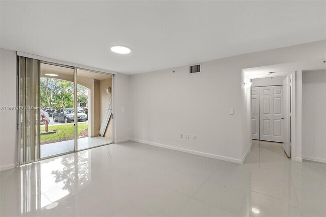 Foto del edificio - 2041 Renaissance Blvd