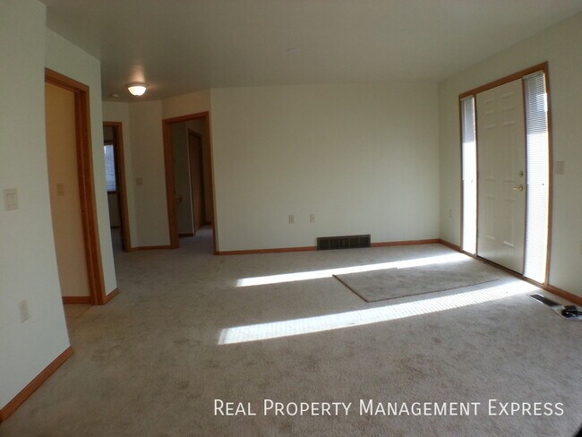 Foto del edificio - Cozy 2 Bedroom, 1 Bath Twin Home with 2 st...