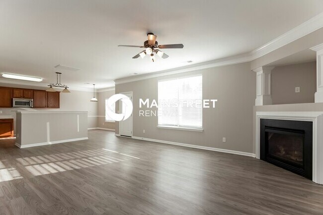 Building Photo - 4 Bedroom Pet-Friendly Home in Charlotte, NC with Main Street Renewal