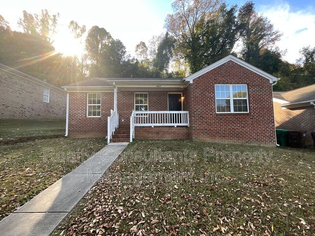 Building Photo - 1019 Manor Dr