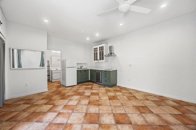 Foto del edificio - 166 N Arnaz Dr