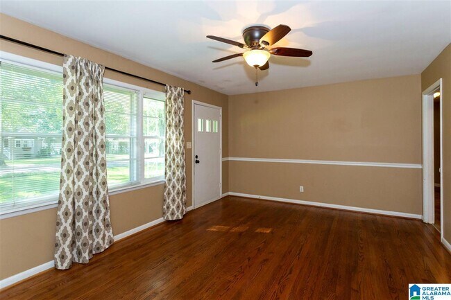 Building Photo - 2050 Pinehurst Dr
