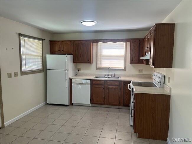 Building Photo - 533 Martha Ave