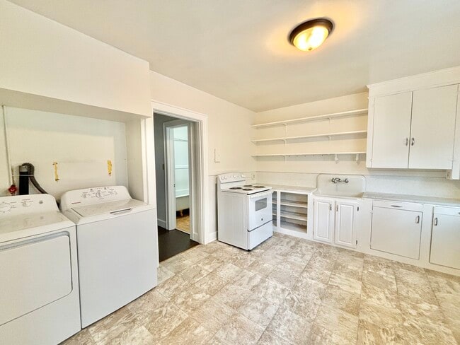 Building Photo - 914 E Fir St