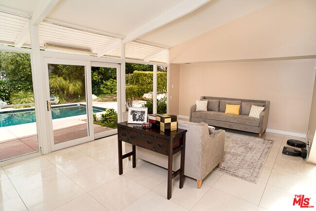 Foto del edificio - 3835 Sapphire Dr