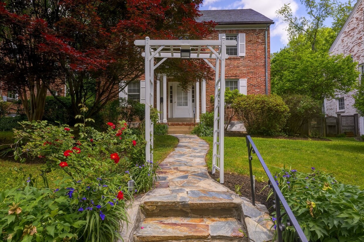 Charming & Spacious Colonial in N Cleveland Park w/Park-Like Rear Garden & Detached Garage - Charming & Spacious Colonial in N Cleveland Park w/Park-Like Rear Garden & Detached Garage