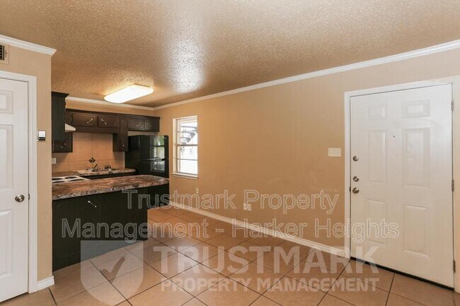 Building Photo - 501-501 Root Ave