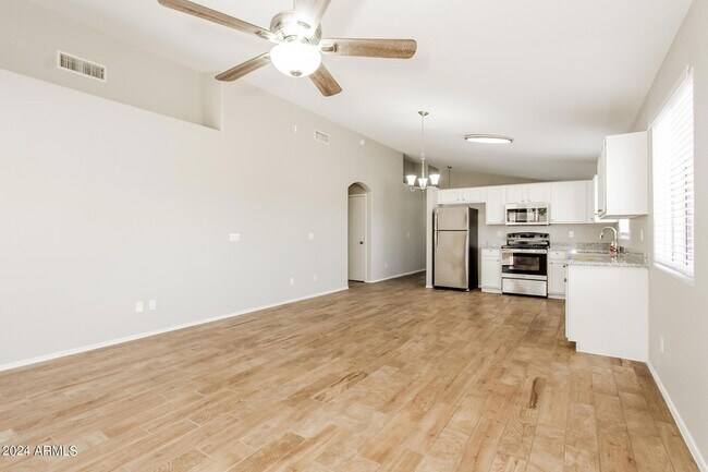 Foto del edificio - 6803 S 33rd Dr