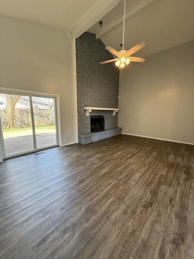 Foto del edificio - 4802 N Britton Dr