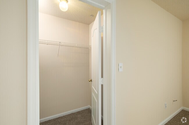 3 habitaciones, 2 baños, 966 pies cuadrados, vestidor - Jamestown Commons